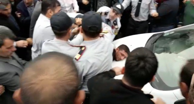 Azərbaycanda silahlı şəxslər insanlara hücum etdi, iki polisi yaraladı (VİDEO)