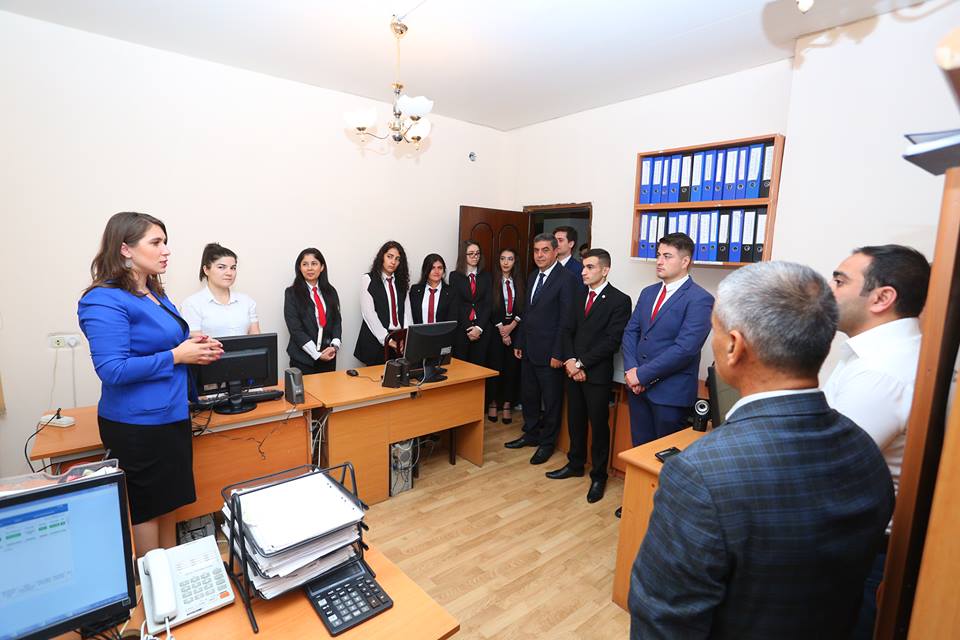 Binəqədi rayon İcra Hakimiyyətində təcrübə keçən  10-cu qrup ASAN könüllüləri ilə Rayon bələdiyyəsində görüş keçirildi.