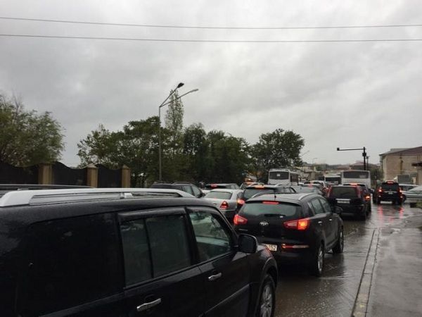 Yağış Bakıda nəqliyyatın hərəkətini iflic etdi – FOTO