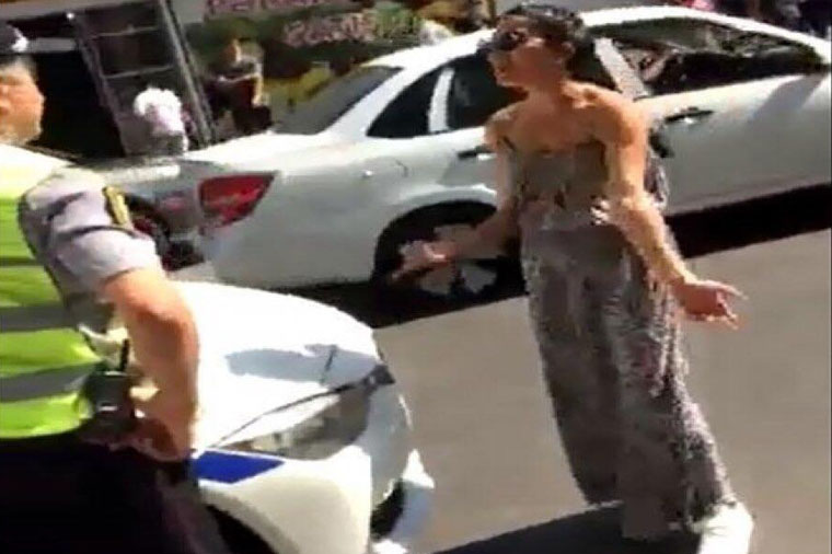 DYP əməkdaşı Bakının mərkəzində tələbə qızı maşınla vurdu