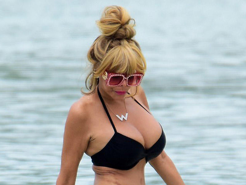 Tanınmış teleaparıcı okean sahilində - FOTO