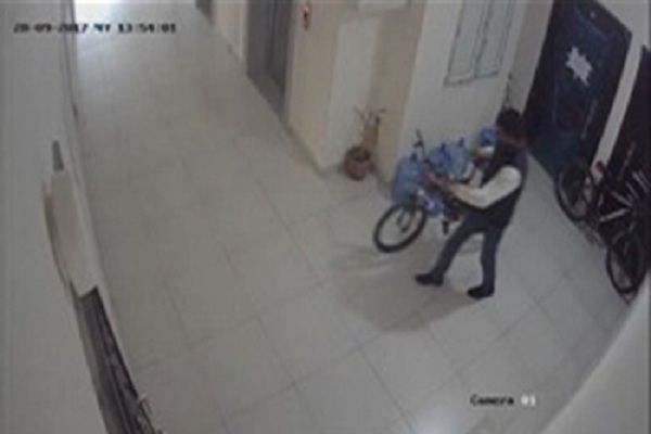 Bakıda oğurluq hadisəsi kameraya düşdü – FOTO