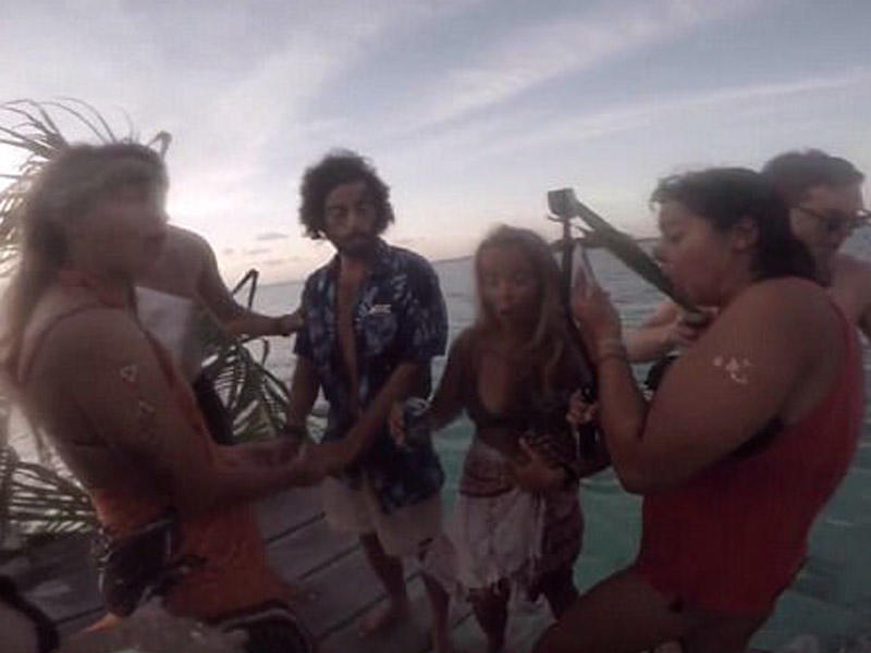 Gəlin şəkil çəkdirmək istədi, qonaqlarla suya düşdü - VİDEO