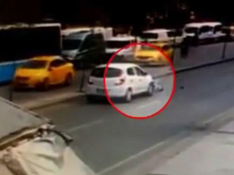 2 avtomobilin vurduğu kişi sağ qaldı - Möcüzə kimi qəzanın VİDEO