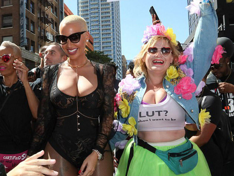 Fahişələrin yürüşünə qatılan model: 