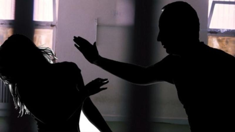 Qızını sevgilisi ilə yataqda yaxaladı, başlarına açmadığı oyun qalmadı