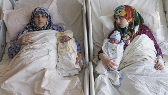 Dünyada ilk- Ana və qızı eyni anda dünyaya uşaq gətirdi - FOTOLAR