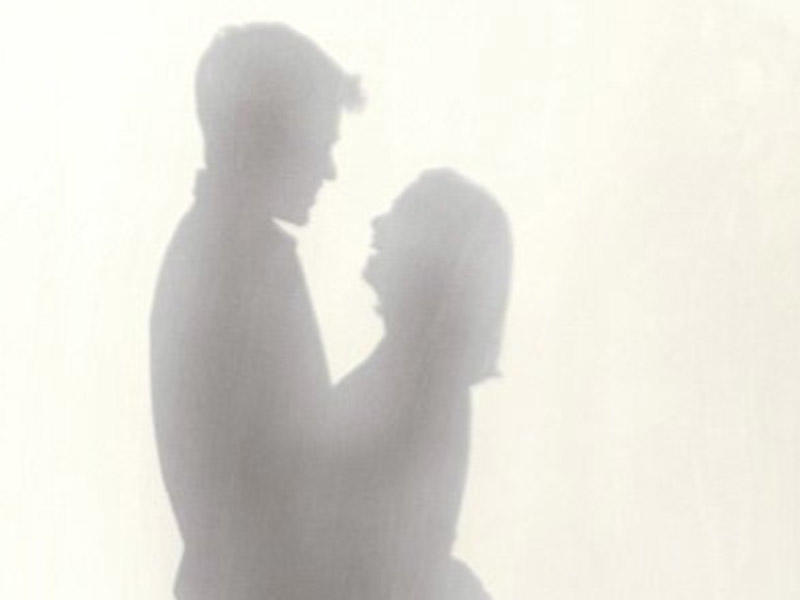 Pəncərədən arvadının xəyanətini gördü: Yarıçılpaq halda çörək bıçağı ilə ... - VİDEO