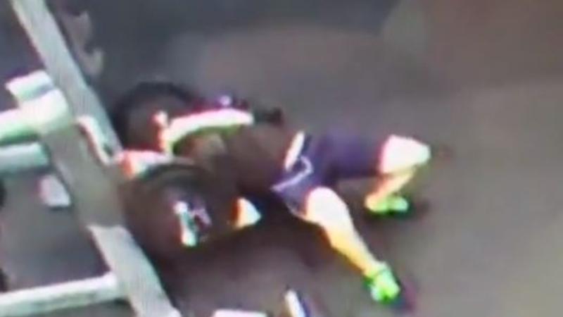 Məşq zalında bədbəxt hadisə - 120 kiloqramlıq qantelin altında qaldı - VİDEO