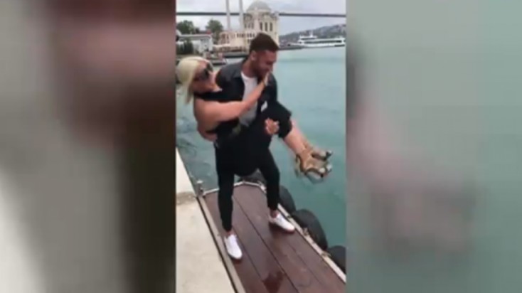 Həyat yoldaşını qollarına alıb dənizə... - VİDEO