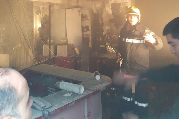 Bakının mərkəzində qorxulu anlar — Gözəllik salonu külə döndü (FOTOLAR)