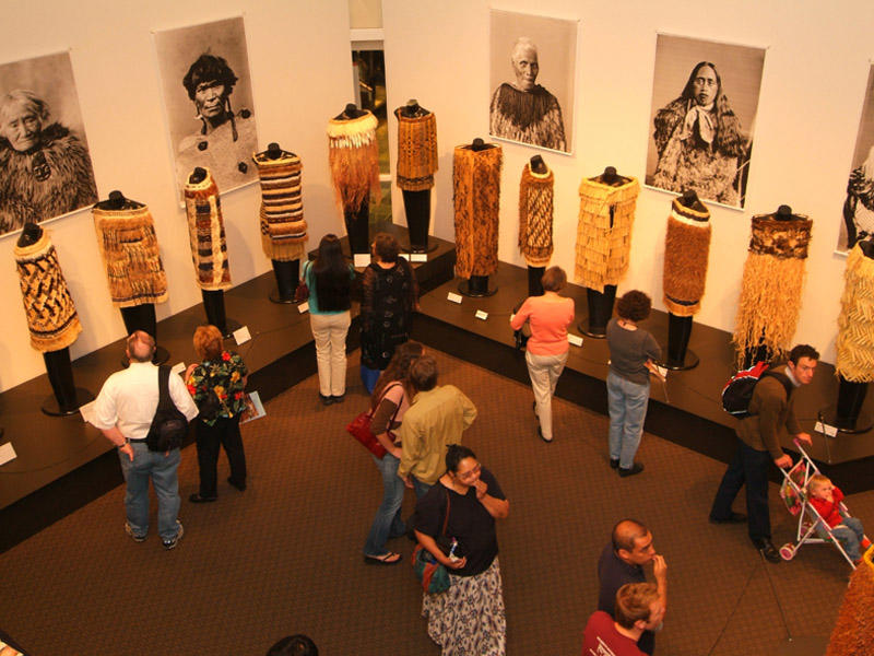 Ana 4 yaşlı qızını çılpaq kişiyə toxunmağa məcbur etdi - Muzeydə qalmaqal - FOTO