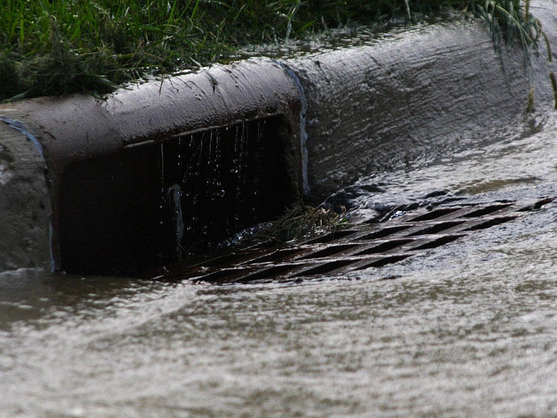 Qadın uşağını kanalizasiyaya atdı - 