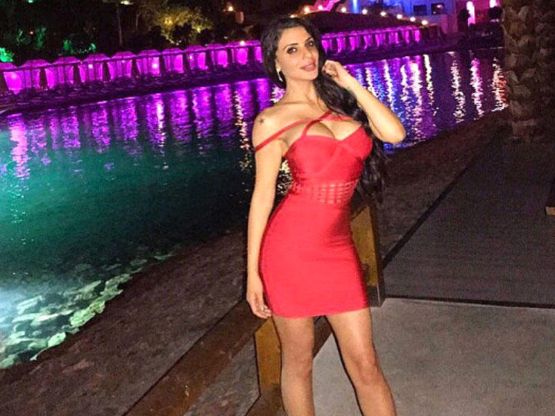 Türkiyəli model meksikalı kişilər üçün soyundu - FOTO