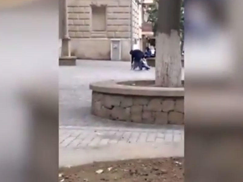 Bakıda qız oğlanı küçədə döydü - VİDEO