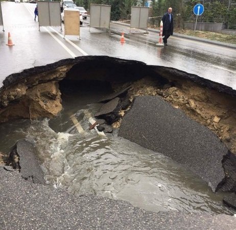 Bakının mərkəzində yeni istifadəyə verilən YOL ÇÖKDÜ - VİDEO+FOTOLAR