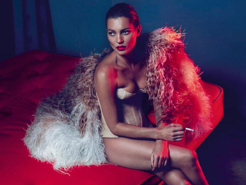 43 yaşlı Keyt türk fotoqrafın qarşısında lüt soyundu - FOTO