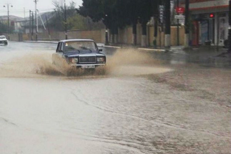 Bakıda şagirdlər dərsə bu vəziyyətdə gedir — VİDEO