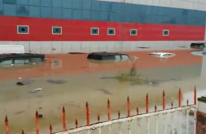 Masazırdan şok görüntü – Onlarla maşın suyun altında qaldı (Video)