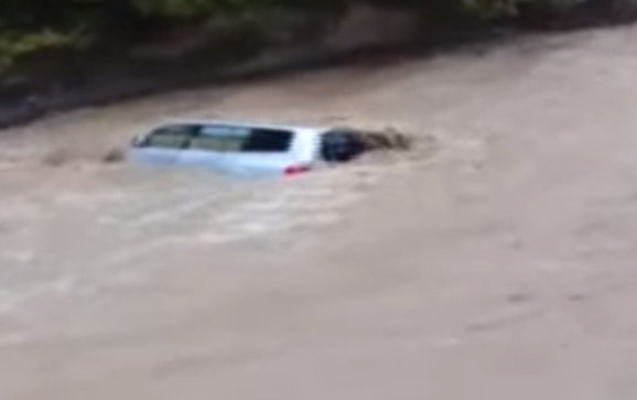 Bu maşında 5 nəfər var - Yardımlıdan video