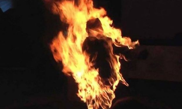 Ər xanımını və 5 uşağını yandırdı