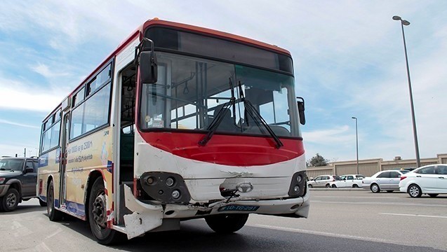 Avtobus yol kənarında duran piyadanı vurub