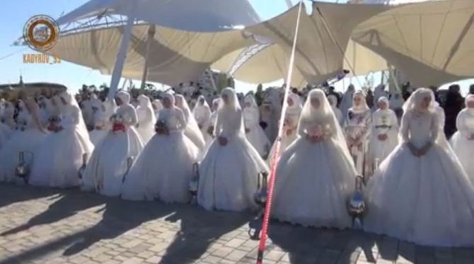 Kadırov bir gündə 199 cütlüyü evləndirdi (VİDEO)