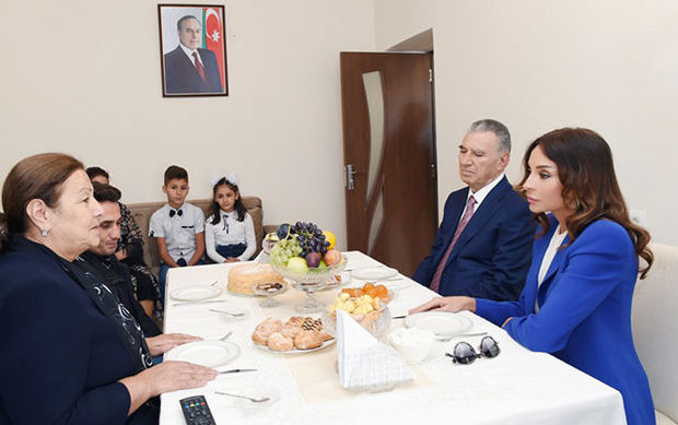 Birinci xanımla söhbət: Prezidentlə təndir çörəyi yeməyiniz ləzzət elədi - VİDEO