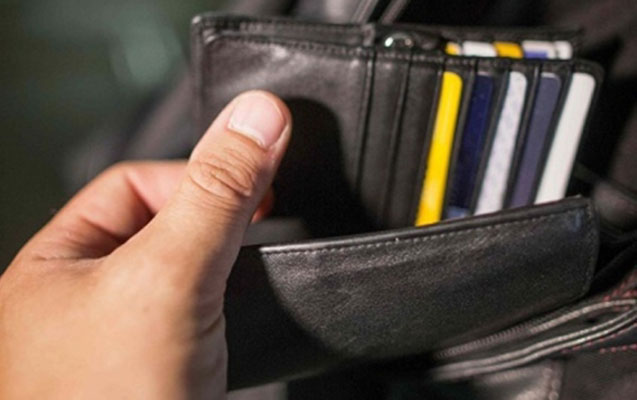 Qız anasının qızıllarını oğurladı