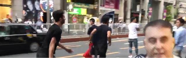 Türklər bayraqlarını sökərək qaçan erməninin dərsini verdilər - Küçənin ortasında döydükdən sonra... - VİDEO