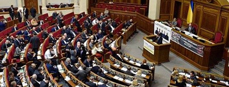 Ukrayna Radasında qalmaqal — Deputat salona tüstü bombası atdı