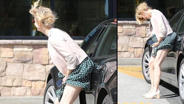 Külək aktrisanın ətəyini qaldırdı - fotolar