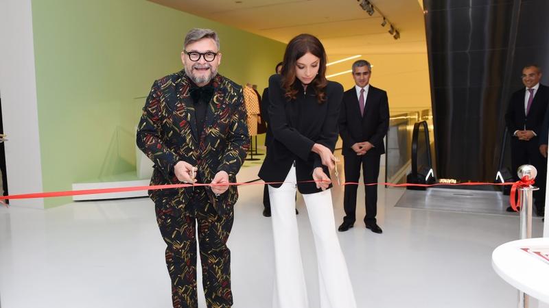 Mehriban Əliyeva “Modernizm və moda” sərgisində iştirak etdi