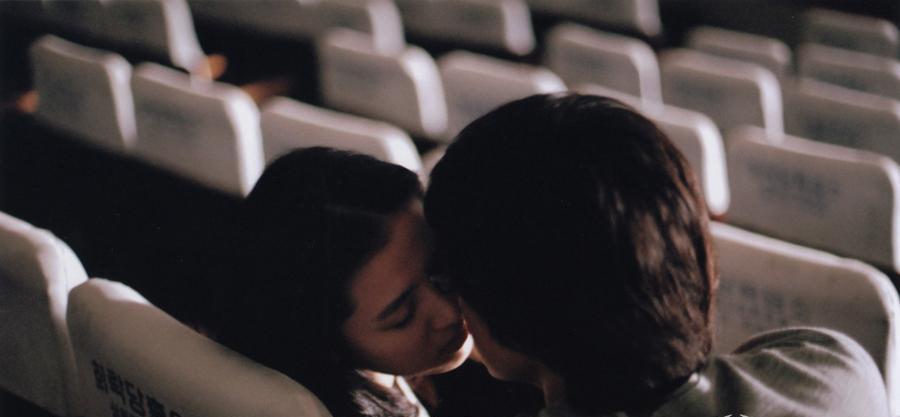 Öpüşərkən videosunu çəkdikləri qızı şantaj edərək zorladılar - VİDEO