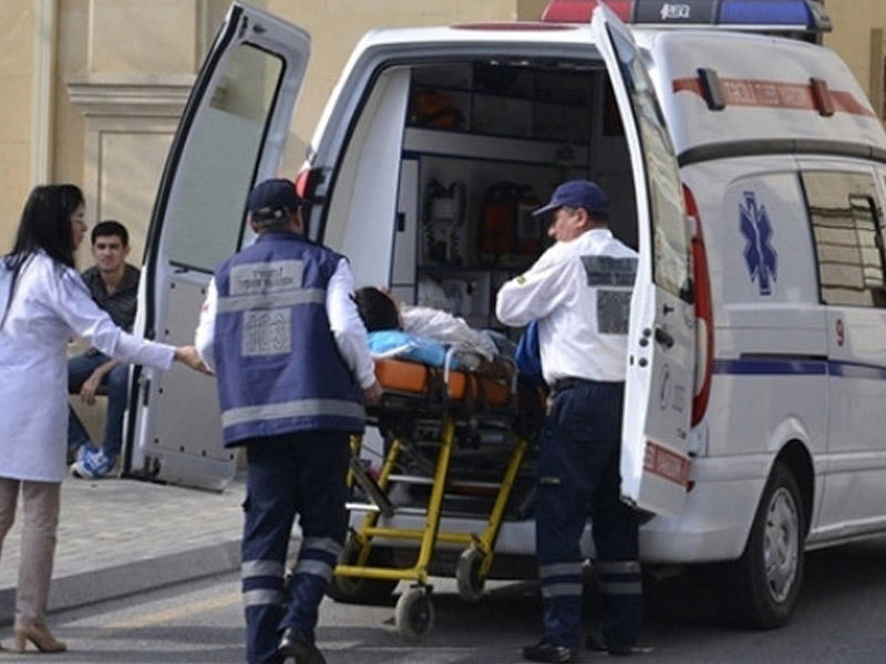 Ucarda avtomobil piyadanı vurdu