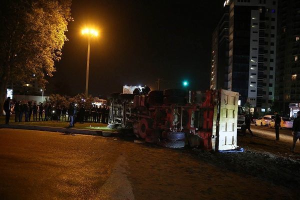Bakıda yük maşını aşdı: Sürücü təkərin altında qaldı – FOTO + YENİLƏNİB