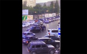 Daxili işlər nazirinin kortejinin yoluna çıxan BMW sürücüsü belə döyüldü