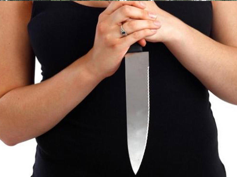 Bakıda qadın özünü bıçaqladı