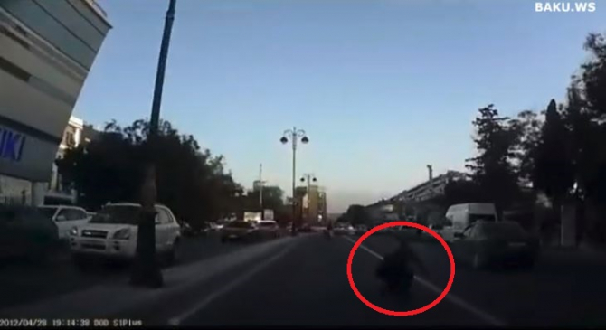Bakıda piyada özünü maşınların altına atır - DİQQƏTLİ OLUN! (VİDEO)