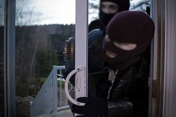 Zaqatalada maskalı şəxslər evə basqın etdi