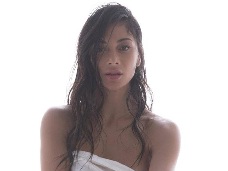 Bakıya gələn müğənninin yarıçılpaq FOTOsu yayıldı