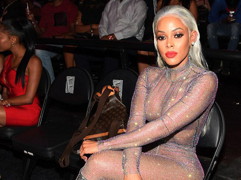 Yarıçılpaq, amma 8200 dollarlıq çəkmələrdə - FOTO