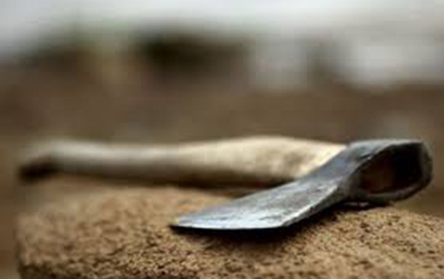 Azərbaycanda ata fəhlə işləyən 23 yaşlı qızını baltaladı – YENİLƏNİB