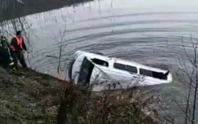 Sərnişin avtobusu gölə düşdü - 12 ölü