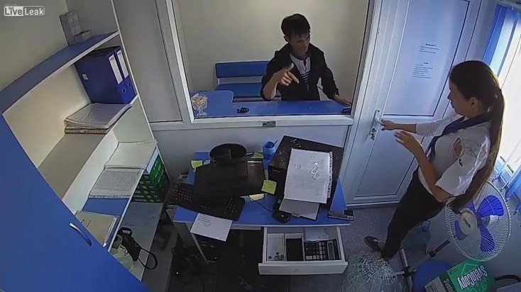 Bankda tək olan xanıma yaxınlaşdı və... - VİDEO