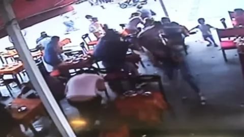 Paytaxt çayxanalarından birində kütləvi dava zamanı iki nəfər bıçaqlanıb