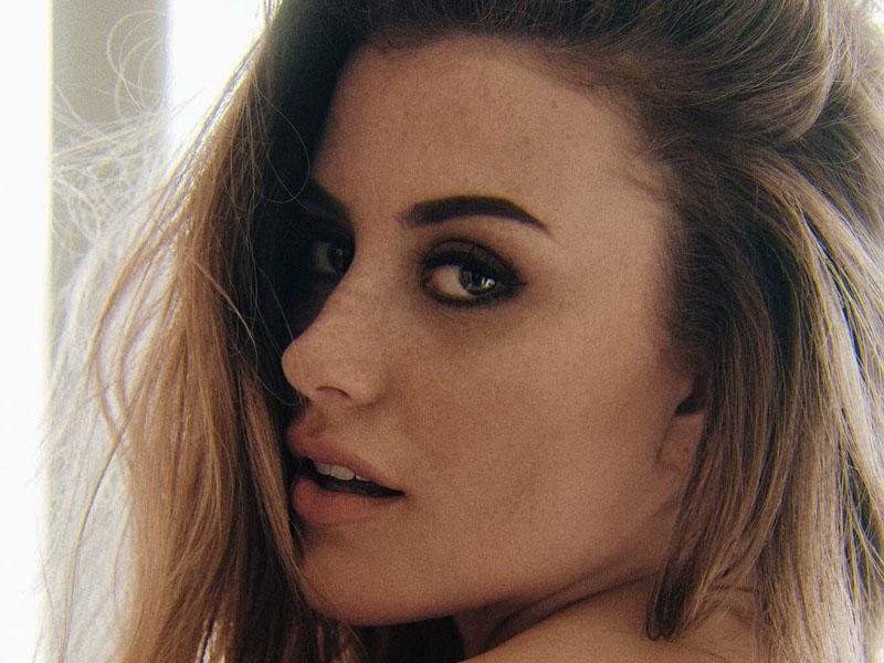 4 nəfərin təcavüz etdiyi model İnstagram-da çılpaq şəklini yaydı - FOTO