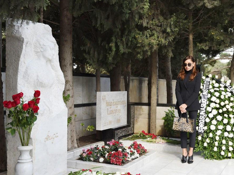 Mehriban Əliyeva Aida İmanquliyevanın məzarını ziyarət etdi — FOTO