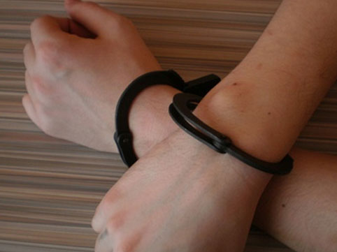 Tanışını bıçaqlayan azyaşlı məhkəmə zalında HƏBS EDİLDİ