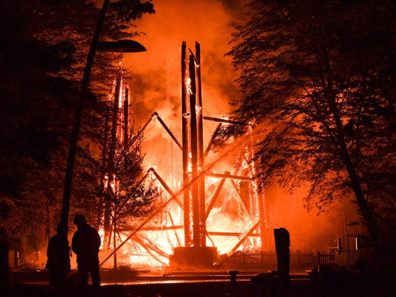 Frankfurtdakı tarixi qüllə tamamilə yandı - VİDEO